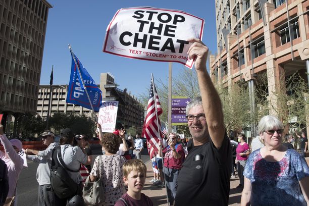 Protestoijat tukivat presidentti Donald Trumpia Phoenixissa Arizonassa. Ääntenlaskua on värittänyt koko maassa keskustelu vaalivilpistä. 