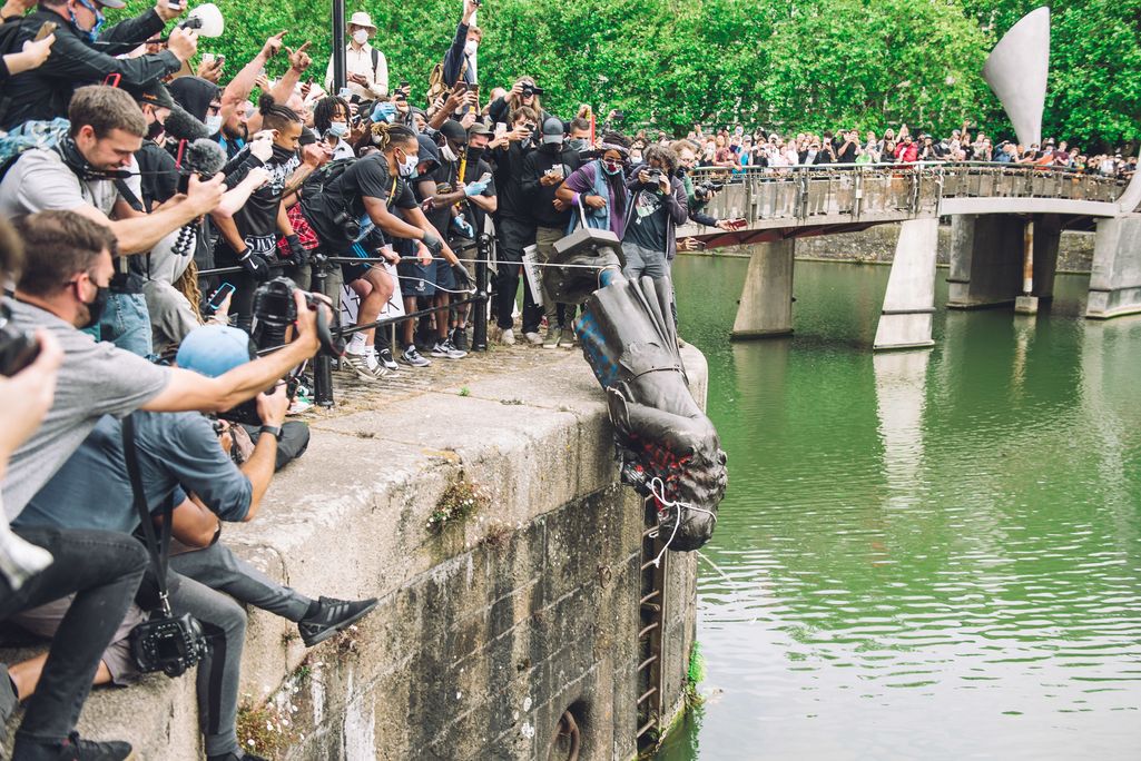 Mielenosoittajat heittivät tunteita kuumentaneen patsaan satama-altaaseen – mihin teos päätyy seuraavaksi?
