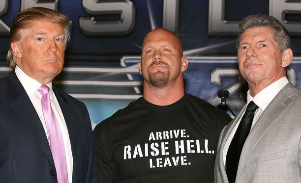 Donald Trump, Stone Cold Steve Austin ja Vince McMahon poseerasivat ennen WrestleMania XXIII:ta keväällä 2007.