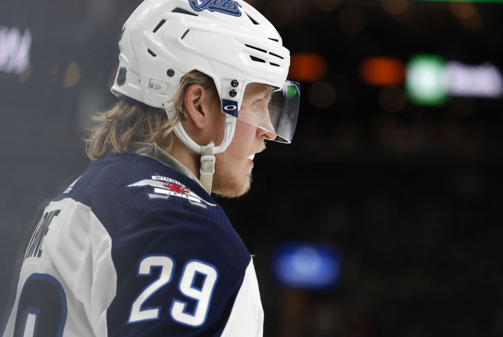 Upea video! Patrik Laine viihdytti pikkupoikaa ennen ottelua – palkitsi nuoren Jets-fanin muistolla