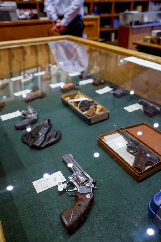 Pistol untuk dijual di toko senjata di Atlanta, AS. 