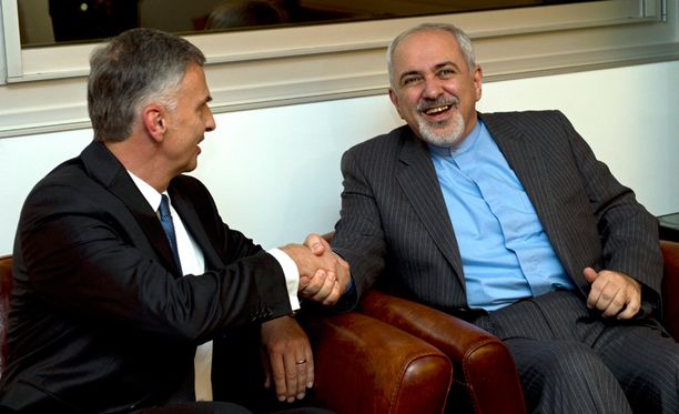 Sveitsin ulkoministeri Didier Burkhalter ja Iranin ulkoministeri Mohammad-Javad Zarif tapasivat eilen neuvottelujen tiimoilta.