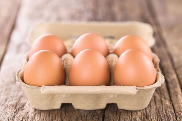 Kananmunat kannattaa säilyttää alkuperäisessä pakkauksessaan. 