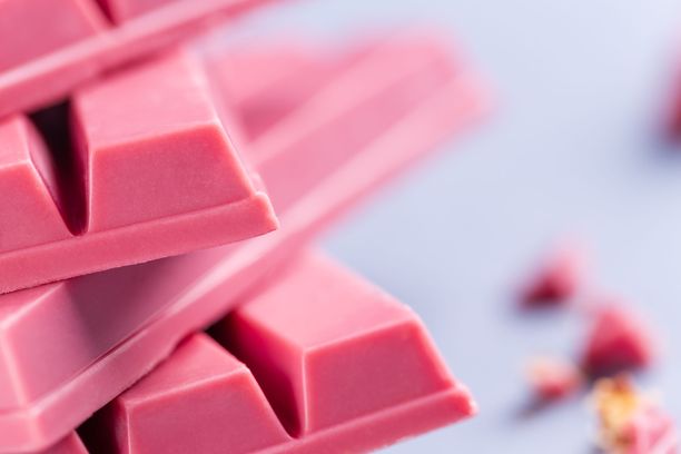 Ruby-suklaan vaaleanpunainen väri syntyy siitä, että kaakaopapua liotetaan hapossa.
