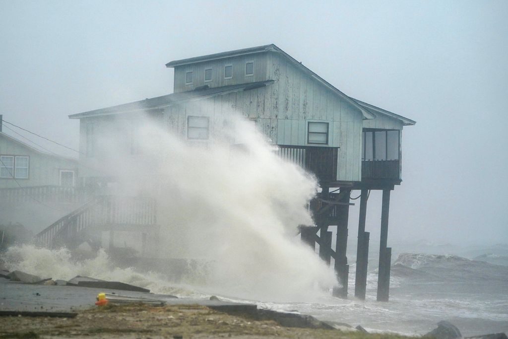 Katso suora lähetys: Hurrikaani George iski Floridan rannikolle hirvittävällä voimalla - ”pahin myrsky koskaan”