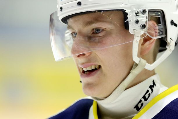 Janne Puhakka edusti Espoon Bluesia kaudella 2015–2016 ja pelasi yhteensä 40 runkosarjaottelua.