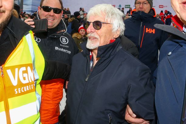 Bernie Ecclestone kehottaa F1-johtajia tekemään kovan päätöksen nopeasti. 