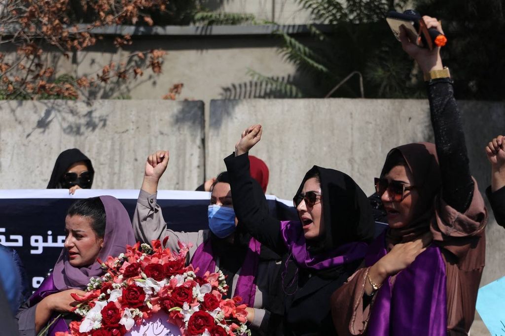 Taliban hajotti naisten oikeuksia puolustavan mielenosoituksen Afganistanissa