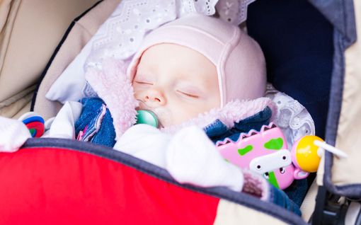 Nukuta vauva oikein ulkona pakkasella - tohtori tyrmää vanhan niksin kokeilla lämpöä niskasta