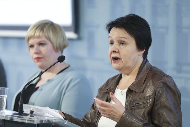 Sosiaali- ja terveysministeriön kansliapäällikkö Kirsi Varhila (kuvassa oikealla). Arkistokuva maaliskuulta 2018.