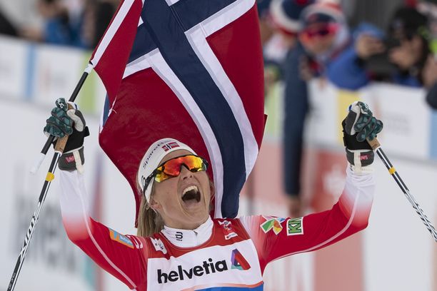 Therese Johaug kahmii Norjan mestaruuksia juoksukisoissakin.
