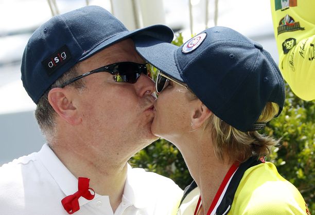 Monacon ruhtinaspari kuvattiin suutelemassa.