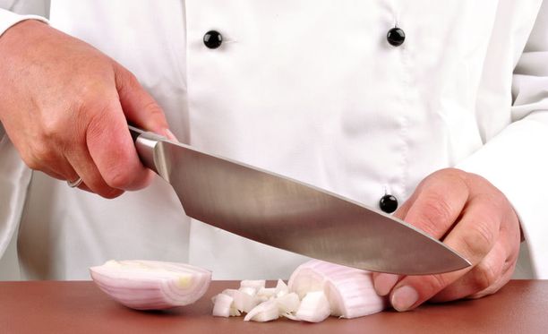 Laita sipuli pakastimeen puoli tuntia ennen leikkaamista ja vältät sipuli-itkut.