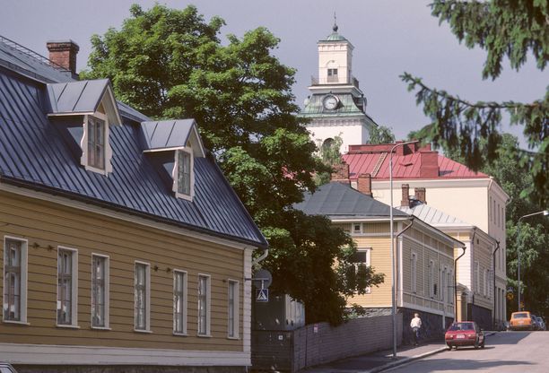 Vanhoja puutaloja ja Kuopion tuomiokirkko.
