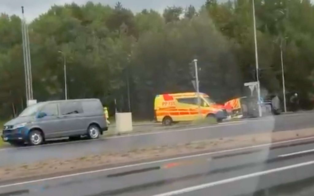Hälytysajossa ollut ambulanssi lensi kyljelleen Oulussa – Tältä paikan päällä näytti