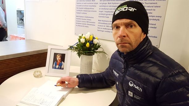 Janne Ahonen kirjoitti nimensä Matti Nykäsen muistokirjaan menehtyneen mäkihyppääjän nimikkomäen kahvilassa.