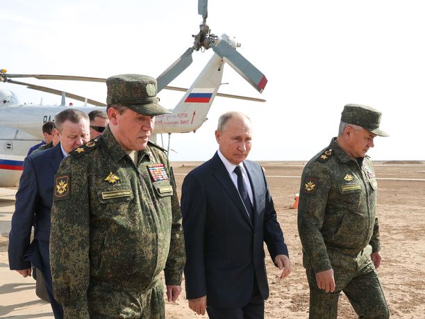 Venäjän presidentti Vladimir Putin kävi seuraamassa puolustusministeri Sergei Šoigun (oik.) kanssa Caucasus 2020 -sotilasharjoituksia viime vuonna.