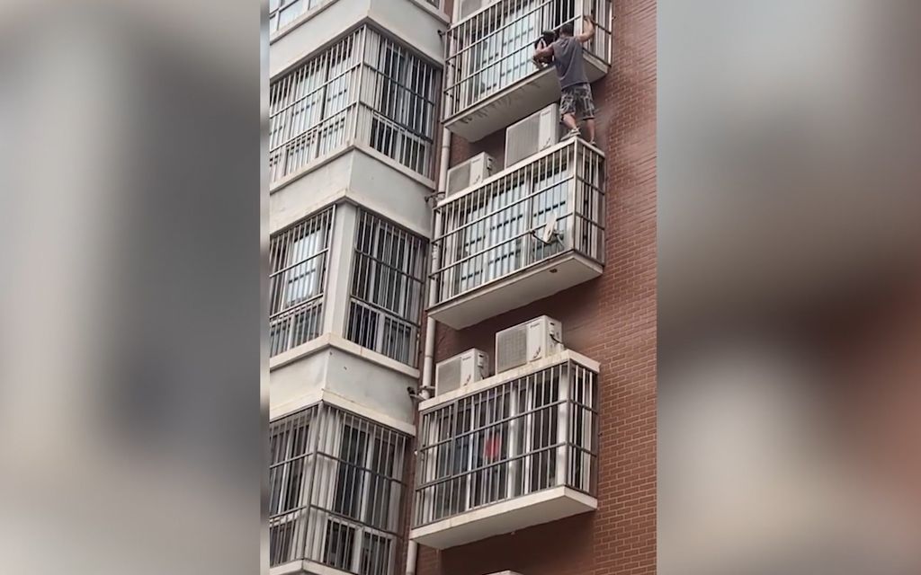 Lapsi lähti etsimään äitiään: roikkui päästään 5. kerroksen  ikkunasta – sankarimiehen toiminta pelasti