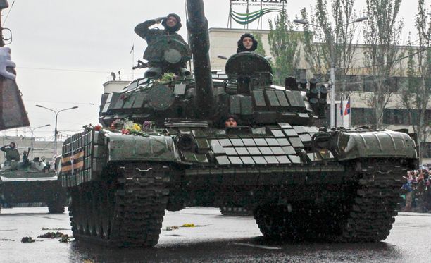 Ukrainan separatistit esittelivät sotilasvoimaansa Vointonpäivän päraatissa Donetskissa toukokuun 9. päivä.