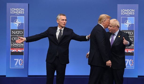 Pääsihteeri Jens Stoltenberg Naton juhlakokouksessa Lontoossa keskiviikkona. Oikealla Ison-Britannian pääministeri Boris Johnson ja etualalla Yhdysvaltain presidentti Donald Trump.