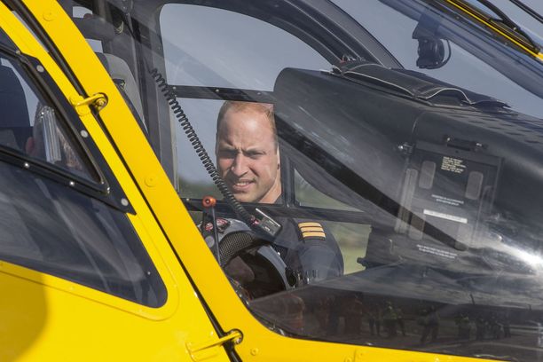 Prinssi William lentää tässä viimeistä vuoroaan ambulanssihelikopterin ohjaimissa.