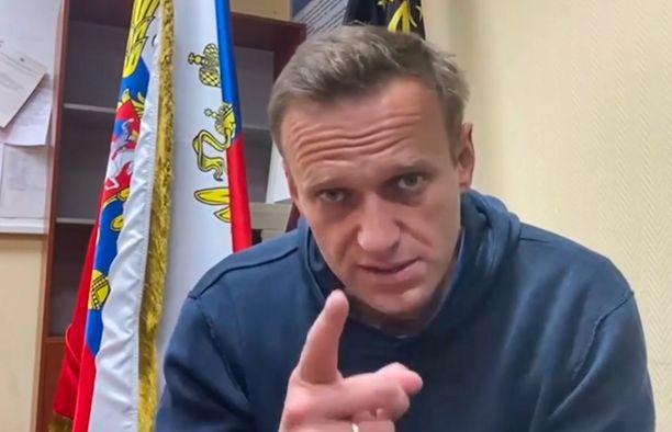 Aleksei Navalnyi puhui kannattajilleen videolla maanantaina.