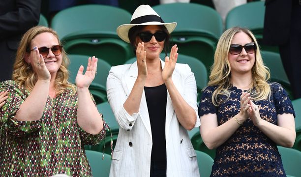Sussexin herttuatar Meghan kannusti Serena Williamsia ystäviensä Genevieve Hillsin ja Lindsay Rothin kanssa pari päivää ennen Archien ristiäisiä. Nyt kuninkaallinen asiantuntija uskoo, että toinen naisista on kummi.
