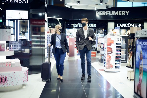 Kotimaan matkustajatkin voivat nyt ostaa tax freestä kosmetiikkaa, makeisia ja tuliaisia.