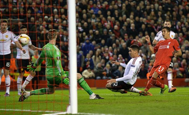 Roberto Firmino (oik.) ampuu Liverpoolin 2-0-voittoon. 