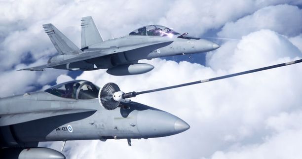 Ilmavoimissa pidetään Hornetien osallistumista USA:n sotaharjoituksiin kiinnostavana vaihtoehtona. Kuvassa Satakunnan lennoston Hornetit ilmatankkausharjoituksessa Yhdysvaltain ilmavoimien tankkerikoneen kanssa.