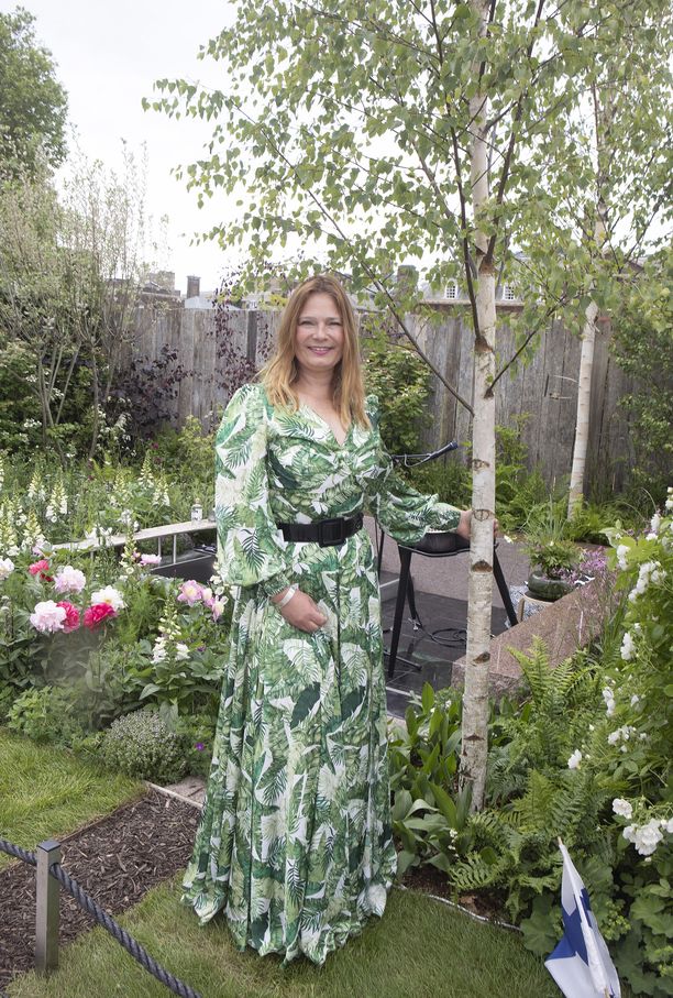 Taina Suonio suunnittelemansa The Roots of Finland Kyrö Garden -puutarhan koivun alla.