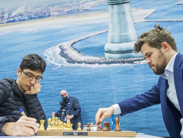 Alireza Firouzja (vas.) yllätti Magnus Carlsenin huimassa trillerissä.