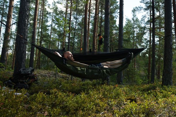 Tässä riippumatossa Antti Ukkonen suunnittelee nukkuvansa myös kylminä talviöinä.