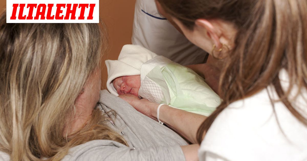 Itku Silmassa Vaadin Vauvalle Lisamaitoa Kun Maitoa Ei Tullut