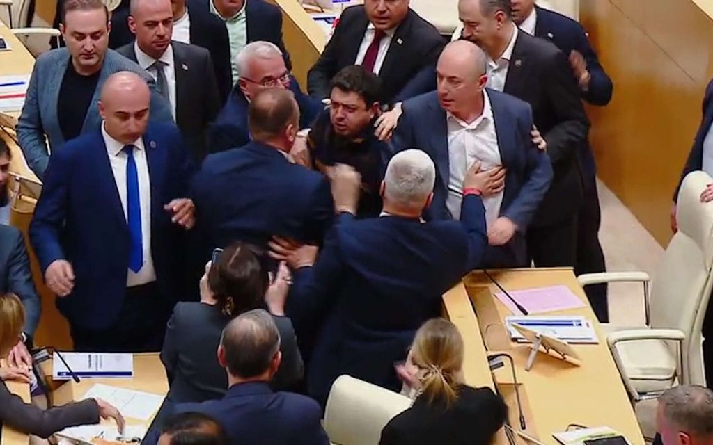 Raju käsirysy Georgian parlamentissa – Video näyttää kaaoksen