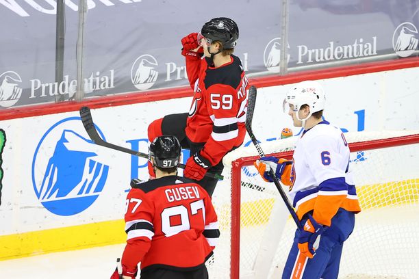 Janne ”Koukkanen” Kuokkanen tuulettaa tekemäänsä maalia New York Islandersia vastaan.