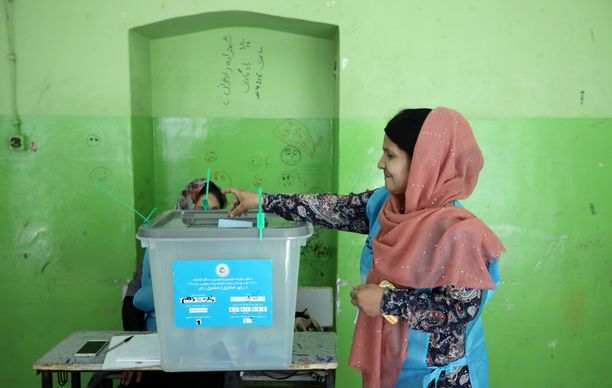 Nainen äänesti Kabulissa. 