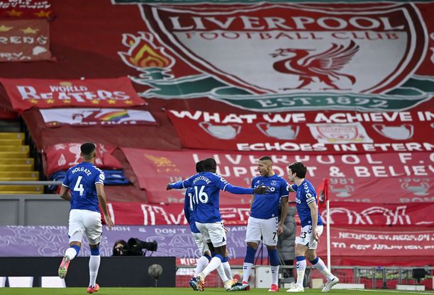 Harvinainen näky. Sinipaitainen Everton tuuletti voittoa Liverpoolin kotipyhätössä, Anfieldillä.