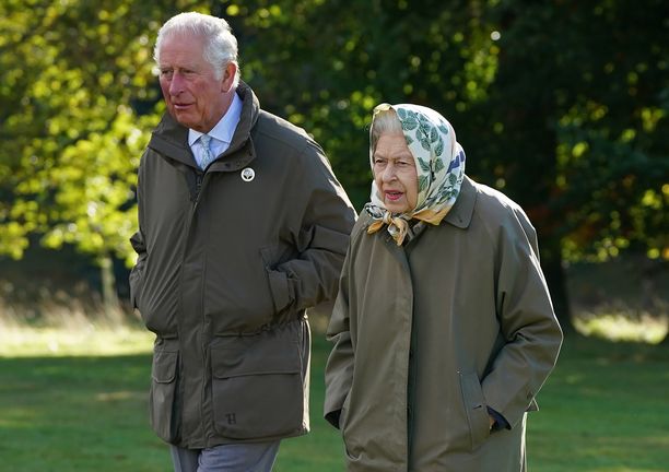 Prinssi Charles perii kruunun äidiltään, kuningatar Elisabetilta.