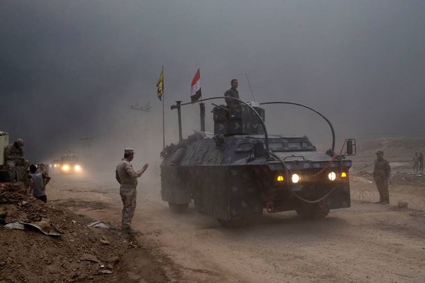 Irakin valtiollinen poliisi ohitti tarkastuspisteen eilen Qayarassa, noin 50 kilometrin päässä Mosulista.
