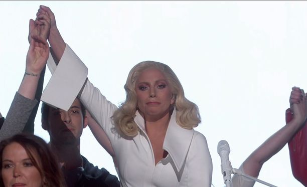 Lady Gaga herkistyi Oscar-gaalan esityksensä lopussa.