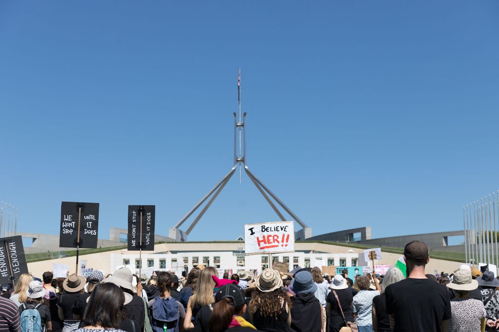 Seksiä kansanedustajan työpöydällä, kaikki videolla – Australian parlamentin skandaali syvenee