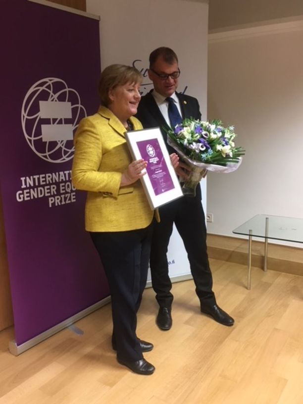 Pääministeri Juha Sipilä myönsi palkinnon Saksan liittokansleri Angela Merkelille torstaina.