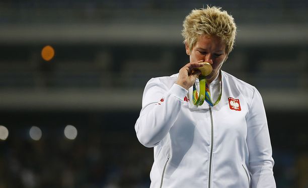 Anita Wlodarczyk sai Riosta kotiinviemisiksi olympiakultaa.