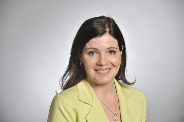 Kokoomuksen eduskuntaryhmän varapuheenjohtaja Sari Sarkomaan mukaan työnantajalla pitää olla oikeus tietää työntekijän koronarokotteesta. Tätä mieltä ovat myös vihreät ja Liike Nyt. 