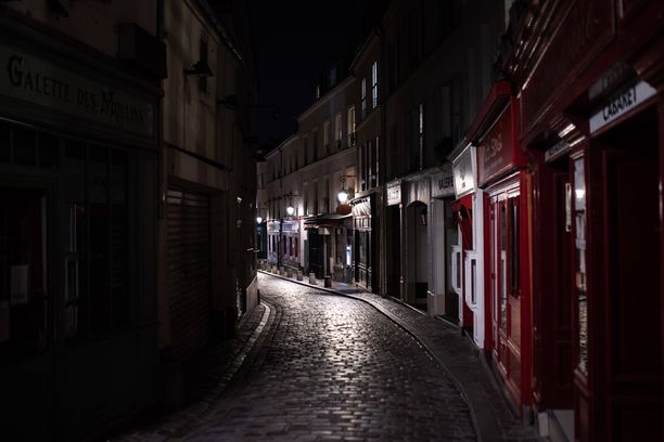 Tavallisesti turisteja ja paikallisia pursuilevat Montmarten kadut autioivat eilen illalla Pariisissa.