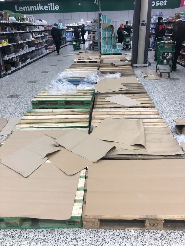 ФИНЛЯНДИЯ - народ запасается впрок едой и туалетной бумагой. 