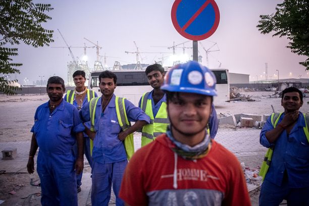 Bangladeshistä tulevat työmiehet rakentavat jalkapalloilun vuoden 2022 MM-kisojen päänäyttämöä Qatarissa.