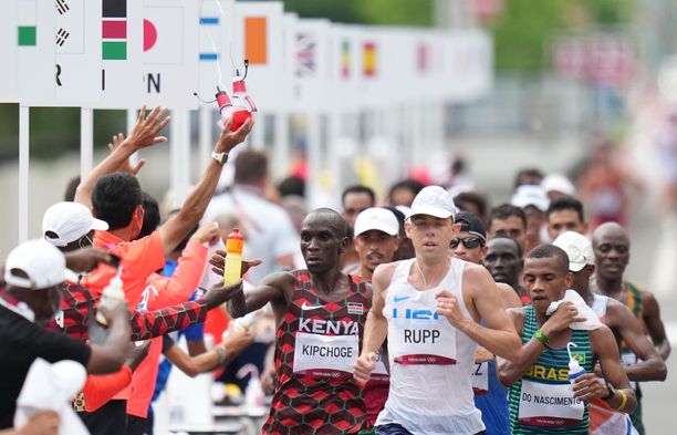 Eliud Kipchoge voitti Tokion olympiamaratonin ylivoimaisesti