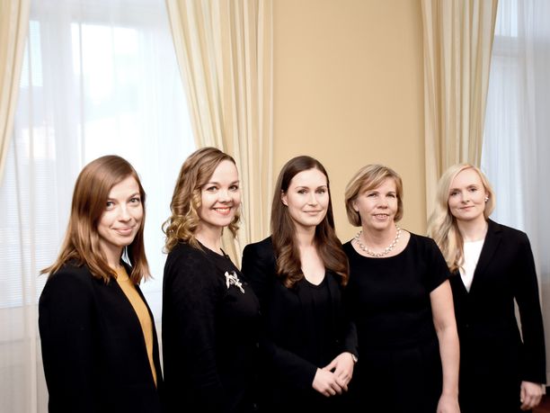 Tässä se nyt on! Kuva jossa on mukana myös 55-vuotias Anna-Maja Henriksson  - Maailmalle levisi kuva, jossa Suomea johtaa vain neljä nuorta naista:  ”Palautetta on tullut”